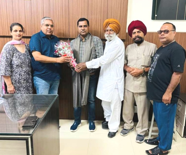 दिव्यांगजनों की समस्याओं को लेकर एक प्रतिनिधिमंडल एसएमओ होशियारपुर से मिला